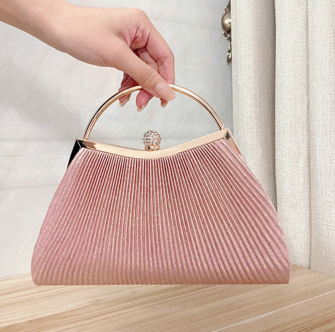Petit Sac de Soirée Rose à Fermoir Décoratif