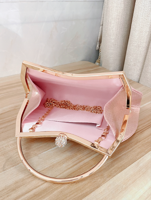 Petit Sac de Soirée Rose à Fermoir Décoratif