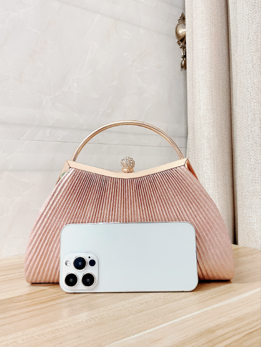 Petit Sac de Soirée Rose à Fermoir Décoratif